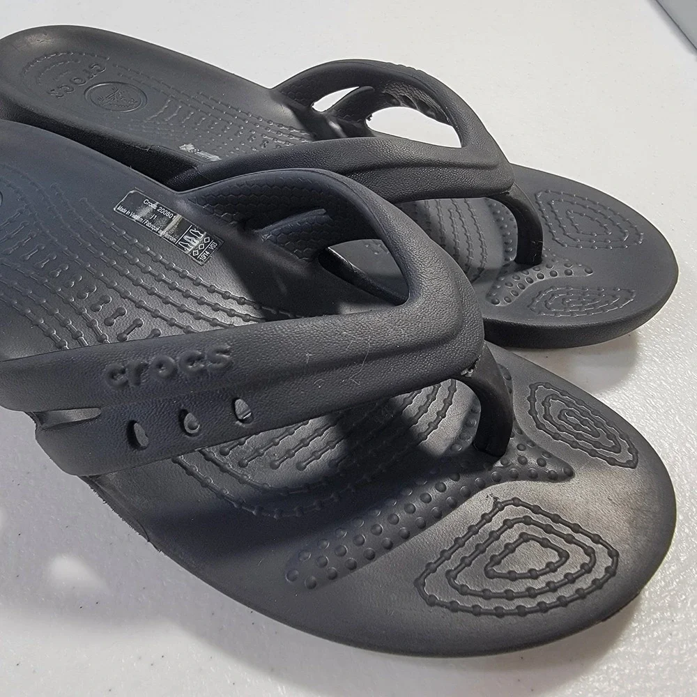 Crocs‎ Kadee Sandals Slides Junior 1 Black Thong Slip On Waterproof Flip Flops